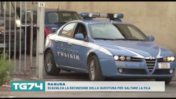 RAGUSA - SCAVALCA LA RECINZIONE DELLA QUESTURA PER SALTARE LA FILA